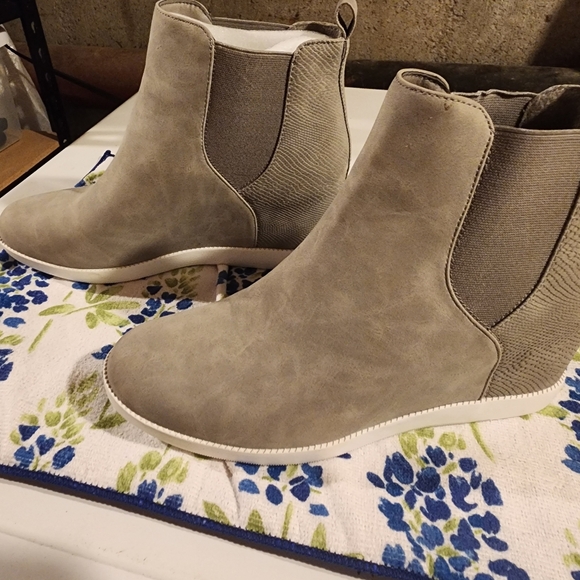 JustFab Shoes - Brand New Just Fab Grey Platform Sneakers Size 9